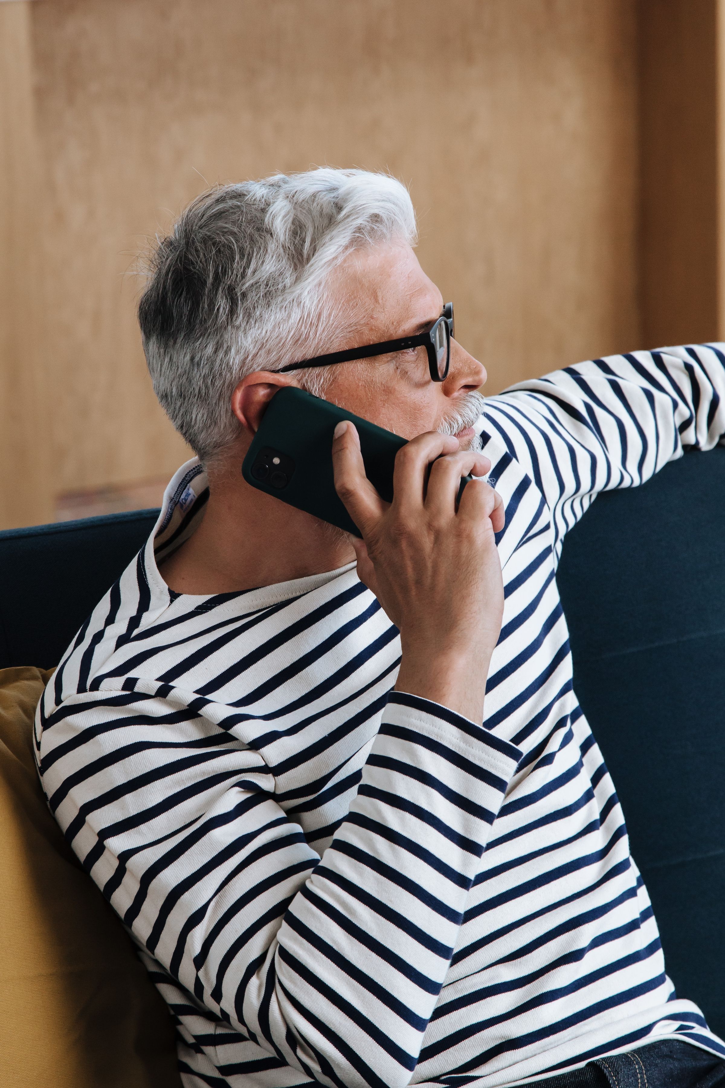Un uomo sul divano al telefono