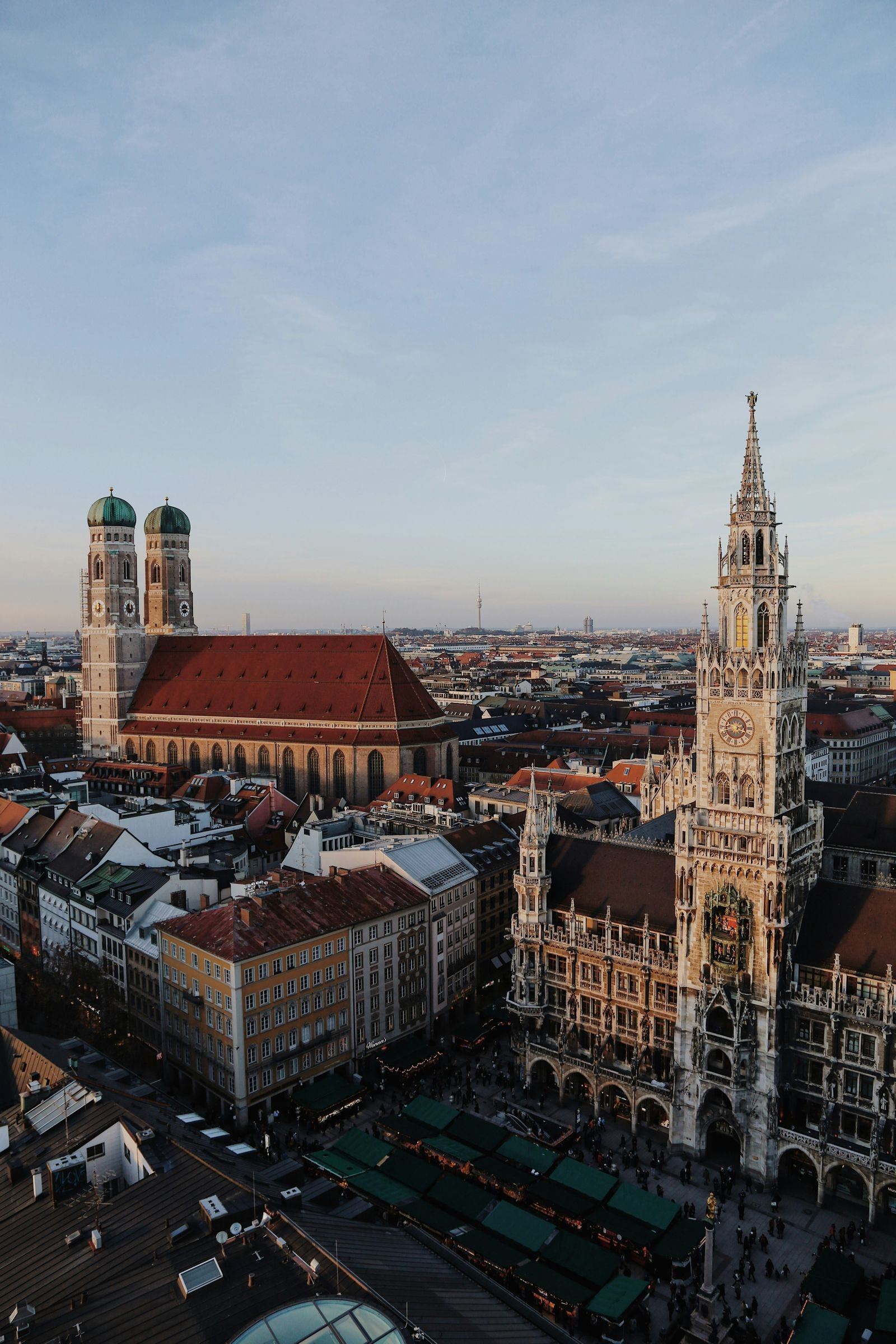 Marienplatz e la Frauenkirche a Monaco di Baviera, viste dall'alto